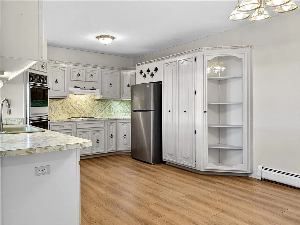 2 bed, 1.0 bath, 6160 sqft, $1,800 — Photo 4