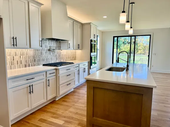 16410 Sleepy Hollow Dr, Fenton, MI 48430