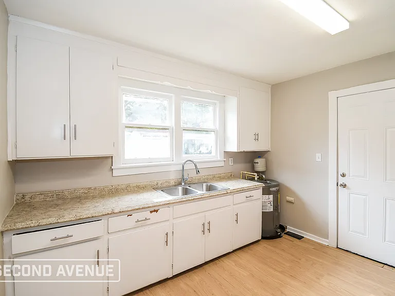 1934 W 6th St — Photo 5