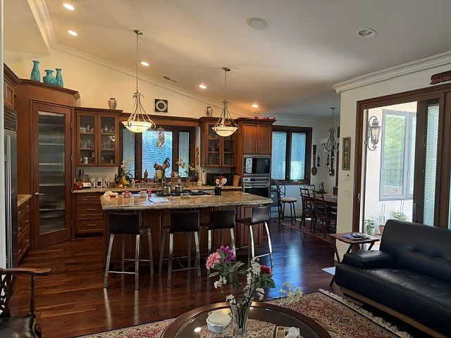 4 bed, 2640 sqft, $6,150 — Photo 3