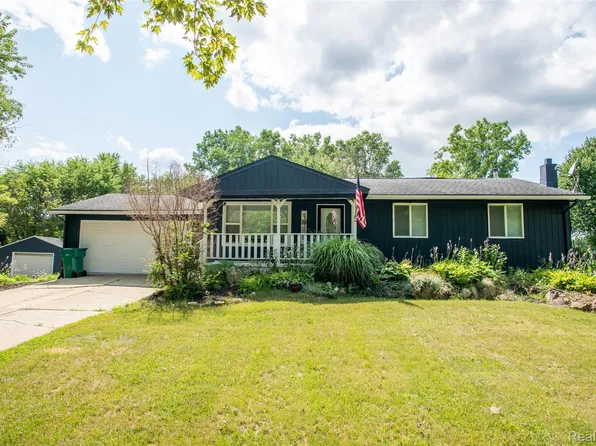 12320 N Holly Rd, Holly, MI 48442