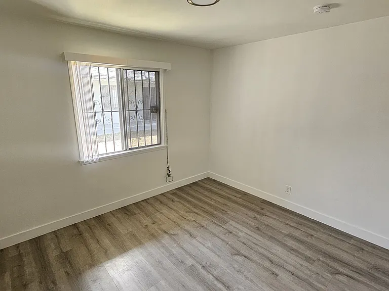 1112 E Fairview Blvd #1112 — Photo 5