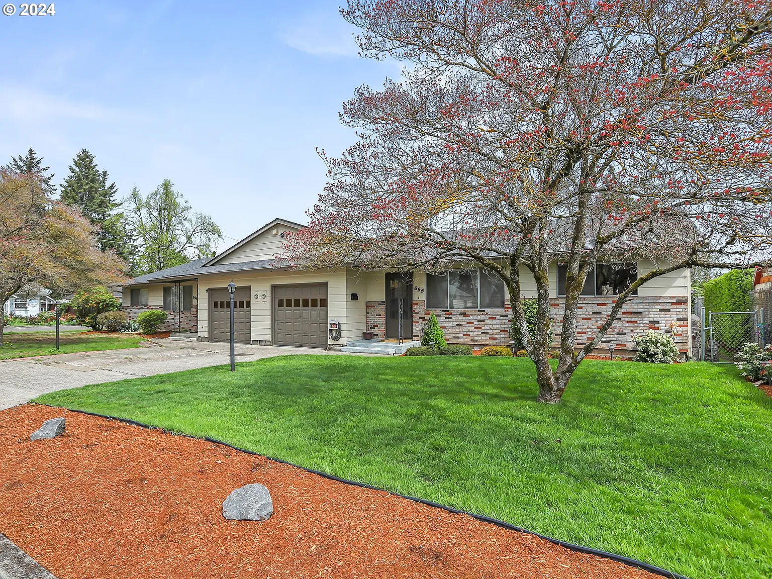 565 Barton Ave photo 1