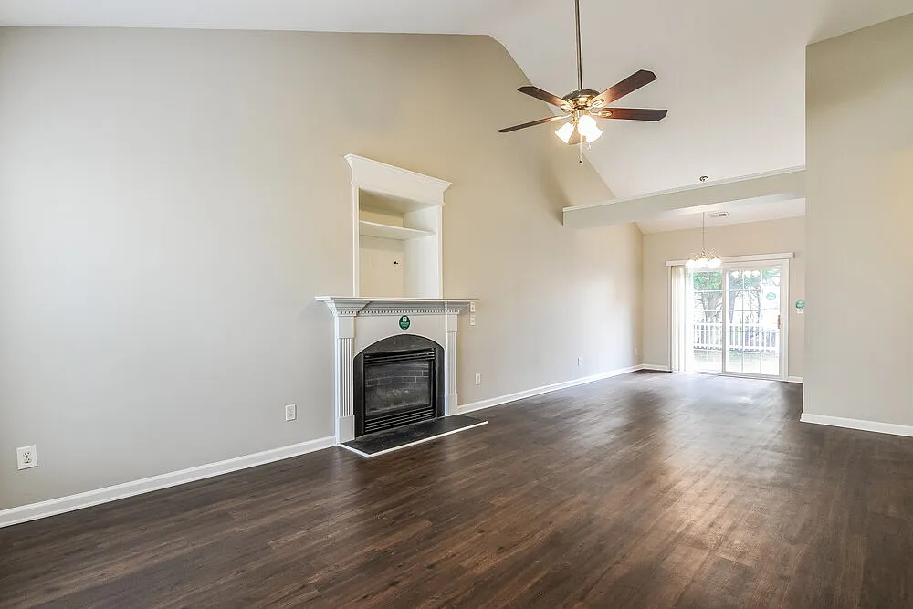 3 bed, 2.5 bath, 1600 sqft, $1,900 — Photo 2