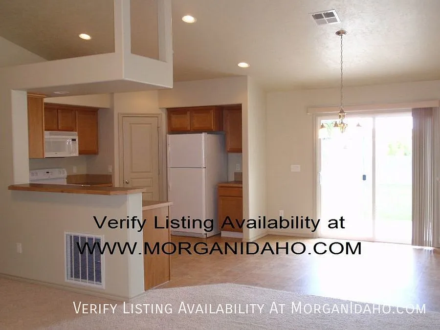 3-car garage, vaulted ceilings, single-level in Pebble Creek sub — Photo 4