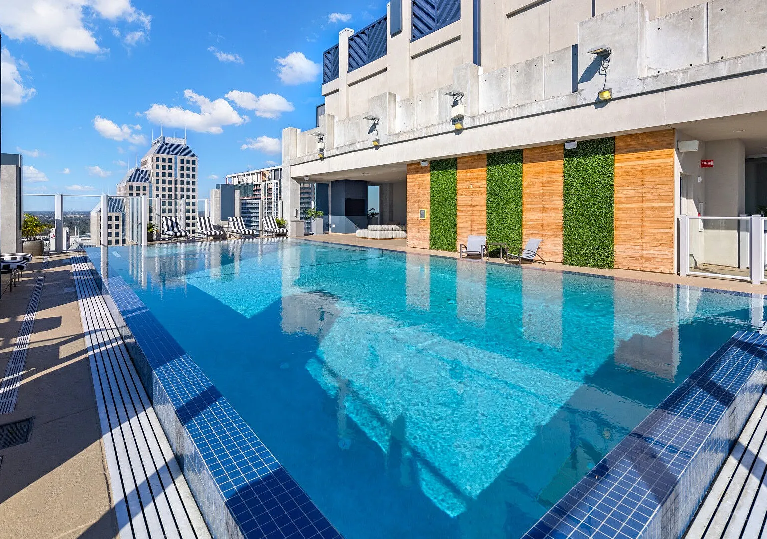 Skyhouse Orlando — Photo 2