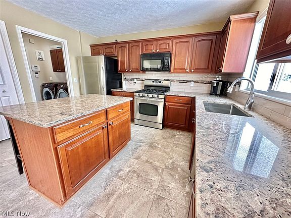 5th image of 626 Andover Cir