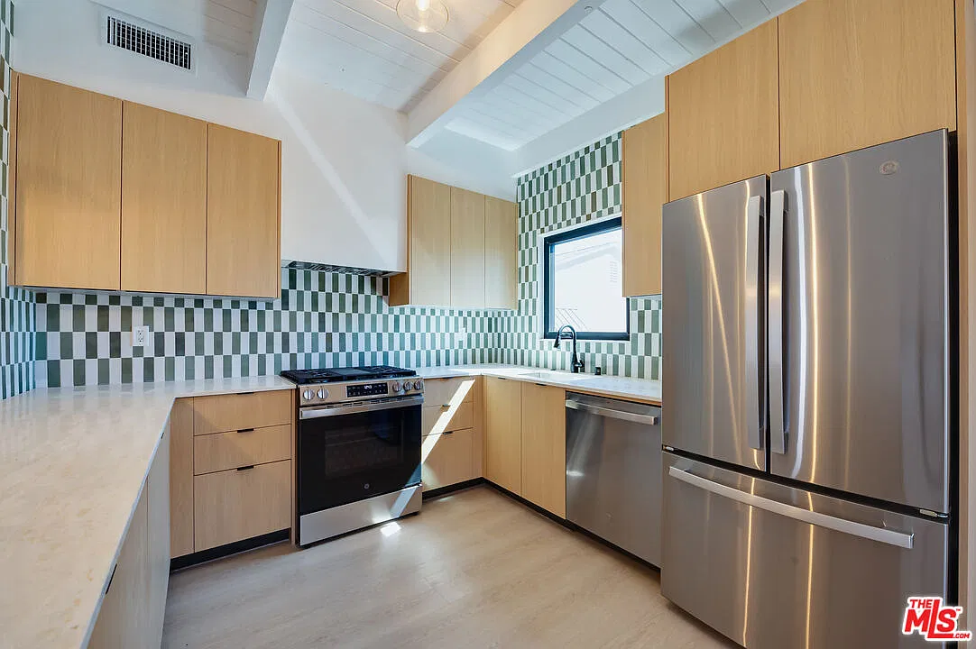 3 bed, 3.0 bath, 1550 sqft, $5,950 — Photo 4