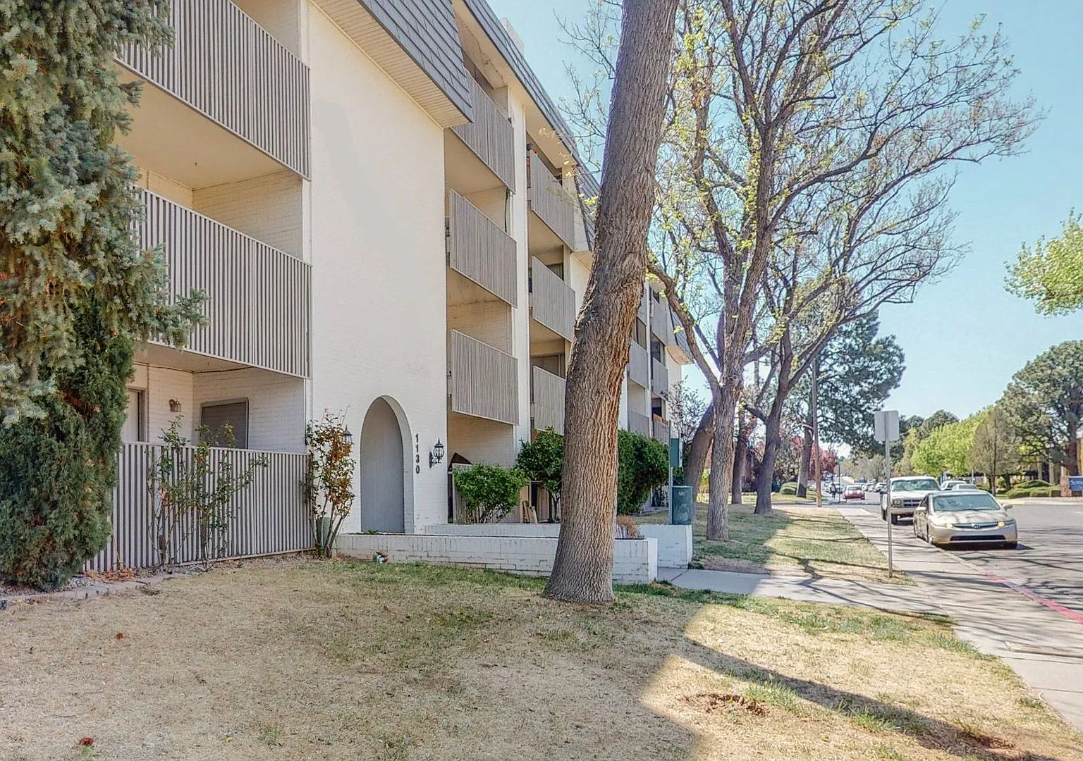 Madeira Flats- Utilities Included! — Photo 3