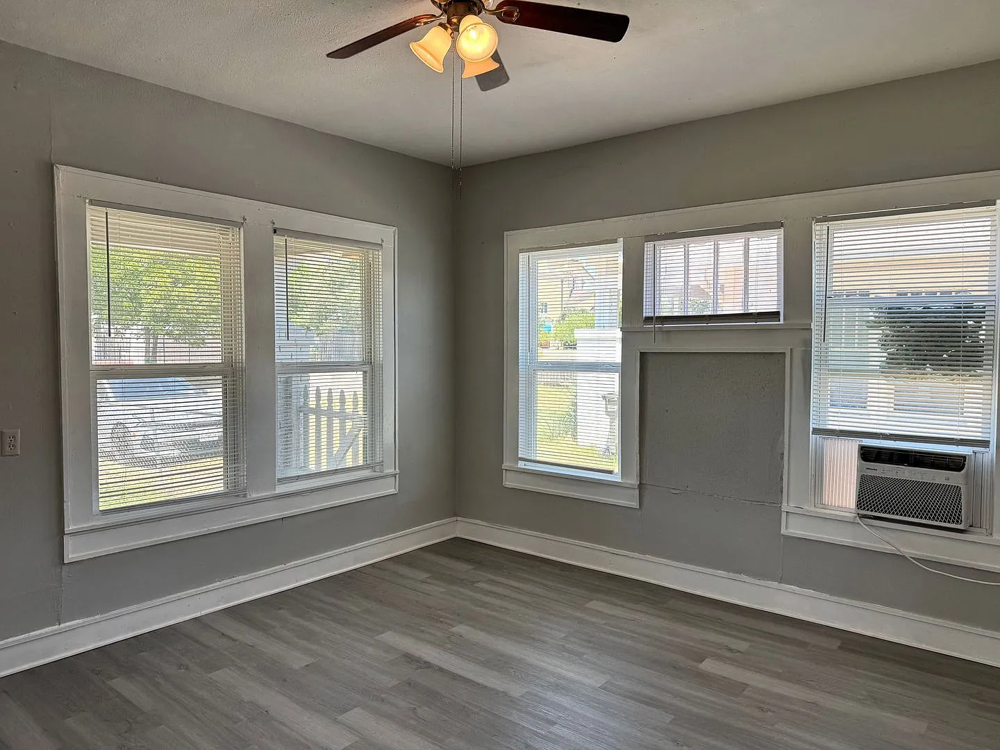2 Bed 1 Bath Corner-Lot Home w/ Huge Front Porch In Floral Heights! — Photo 4