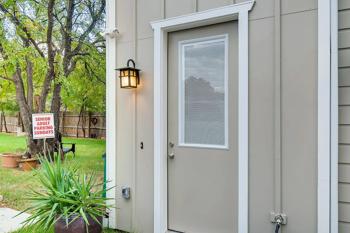 Building Photo - 1605 Sanchez St #2