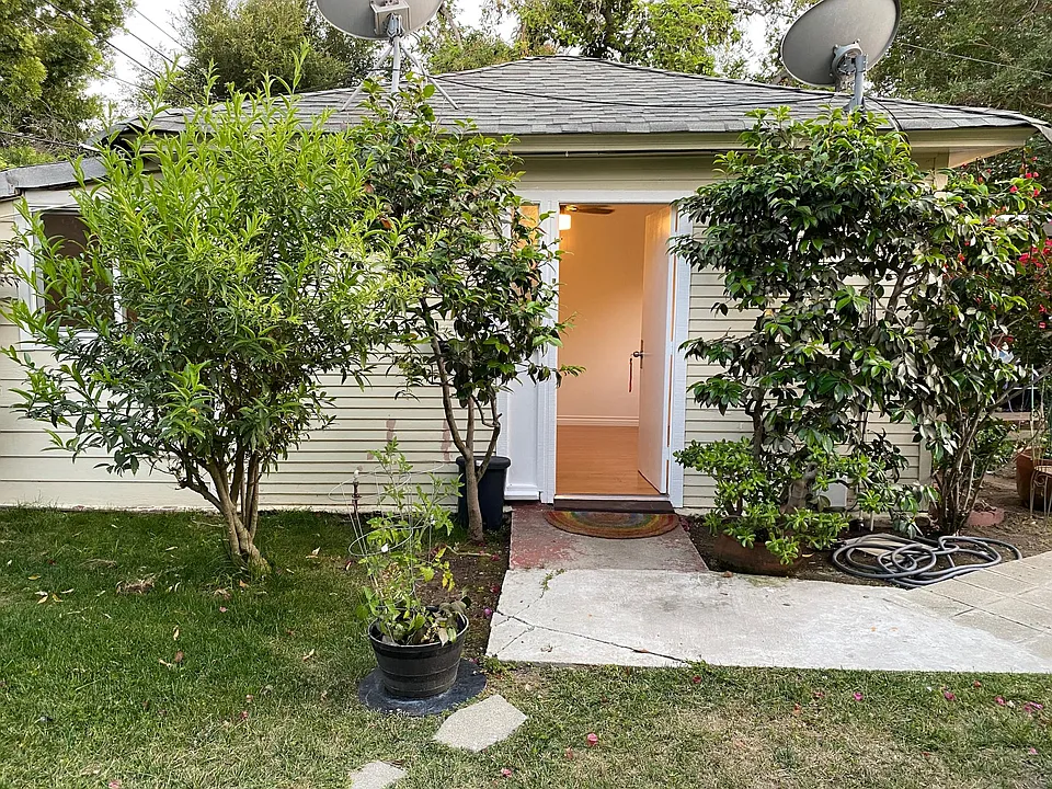 1348 N Spaulding Ave #GUEST HOUSE