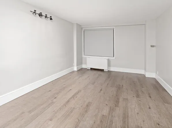 2400 Hudson Terrace image 13 of 31