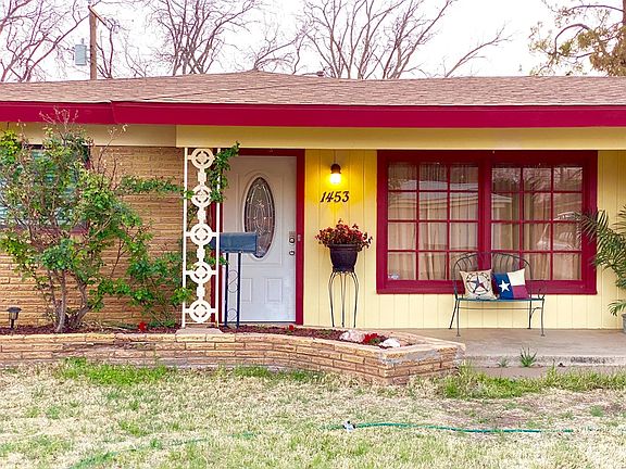 3rd image of 1453 Custer Ave