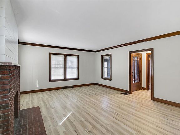 5th image of 713 W Green St