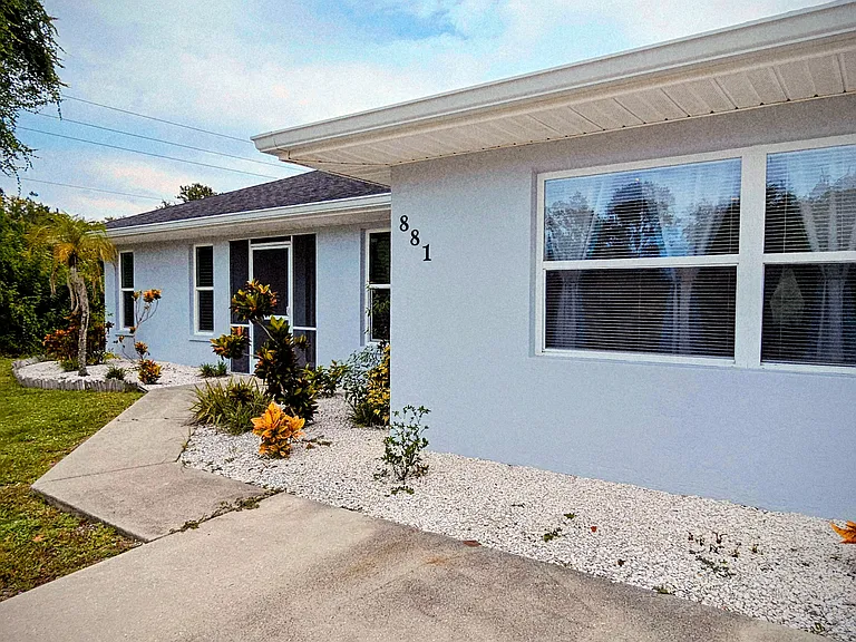 881 Bayshore Dr