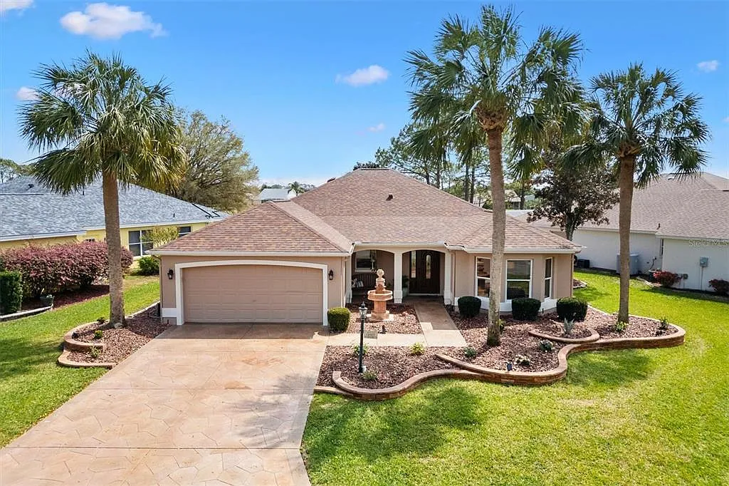 Designer Home With Private Pool And Golf Cart On Golf Course — Photo 1