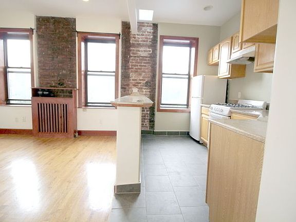 3rd image of 110 Rogers Ave #3RR