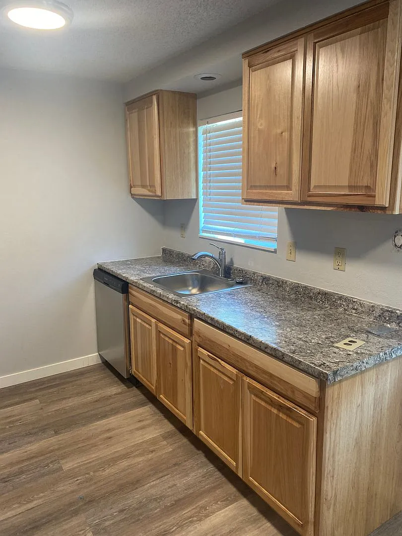Darling Updated Apartment in the Heart of Prineville — Photo 4