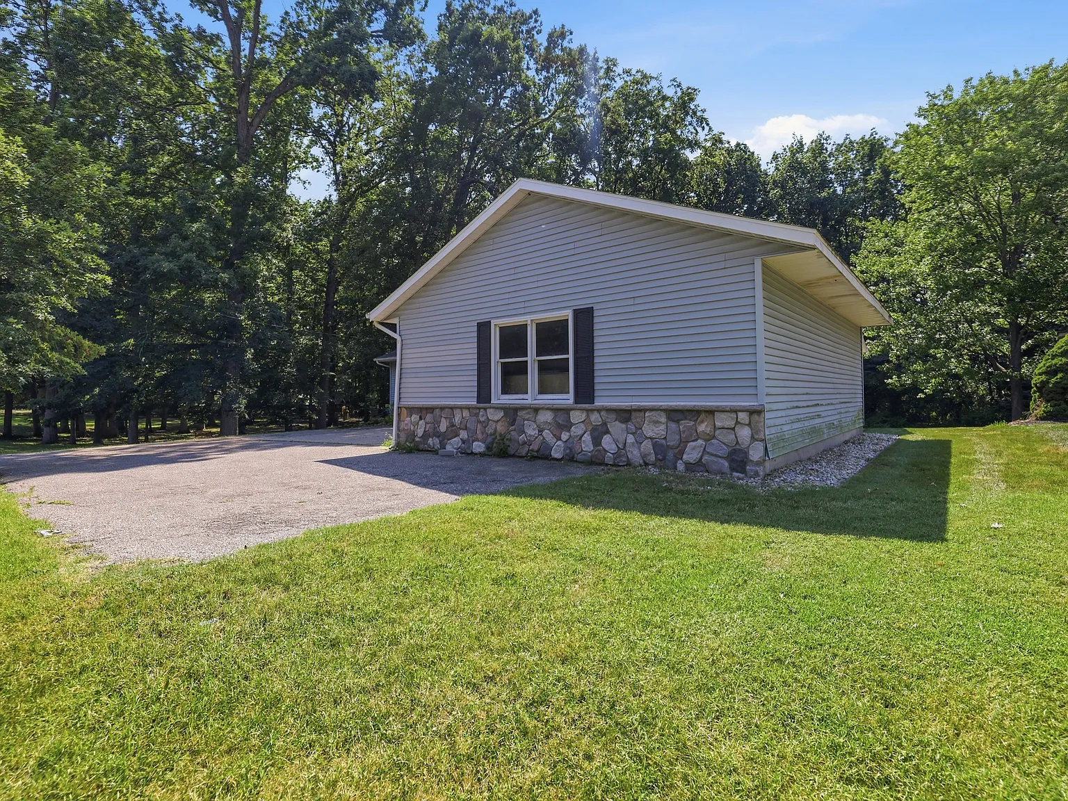 4 bed, 1500 sqft, $2,395 — Photo 2