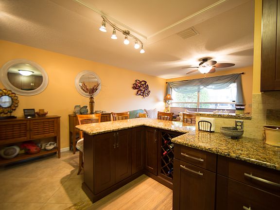 5th image of 639 Snug Harbor Dr APT L1