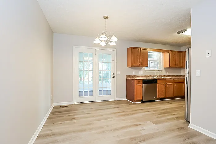 1031 Heydel Cir — Photo 5