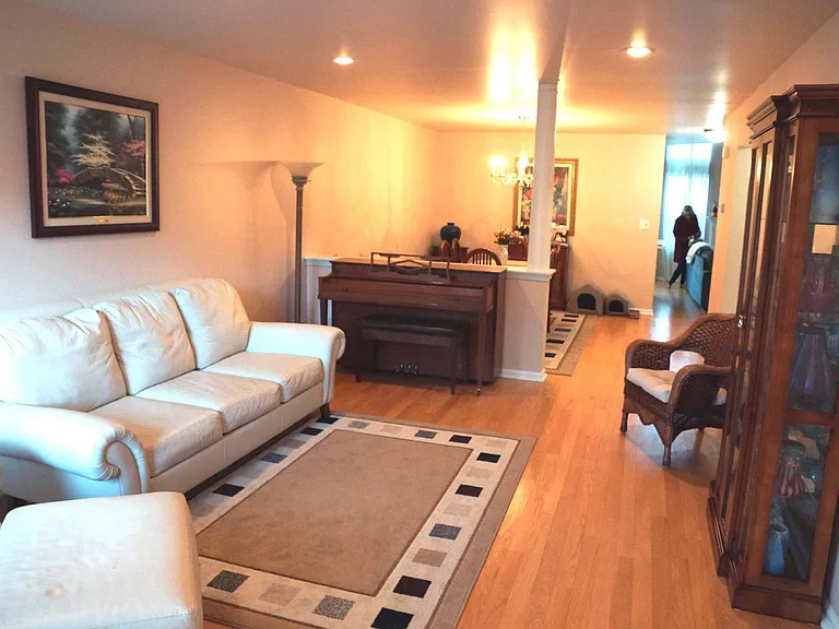 402 Bollen Ct — Photo 2