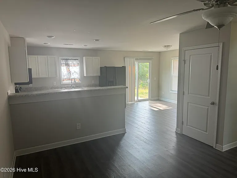 214 Jordan Ln — Photo 6