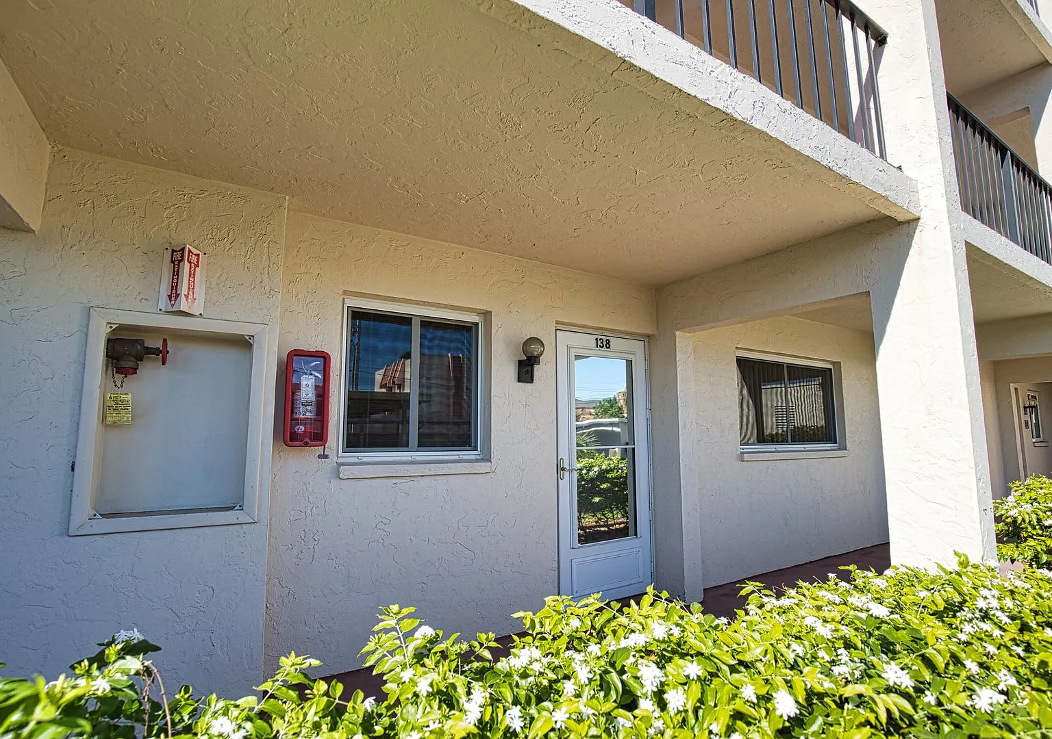 Annual Unfurnished 2 Bedroom 2 Bathroom First Floor Condo on Venice Island! — Photo 4