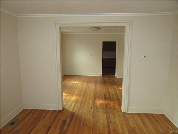 5th image of 216 Jasper St