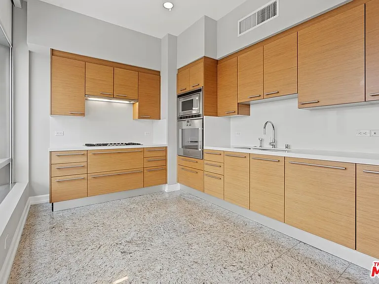900 W Olympic Blvd #28B — Photo 9