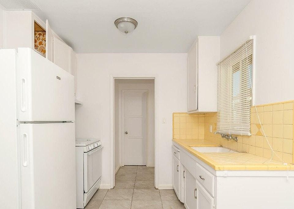 2nd image of 462 1/2 3rd Ave