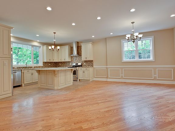 3rd image of 307 Wilshire Dr E