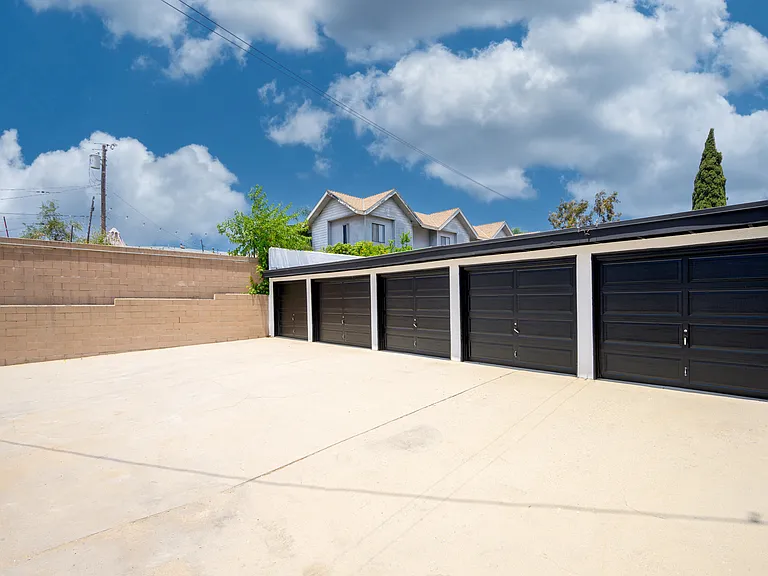 623 E Chevy Chase Dr #C — Photo 17