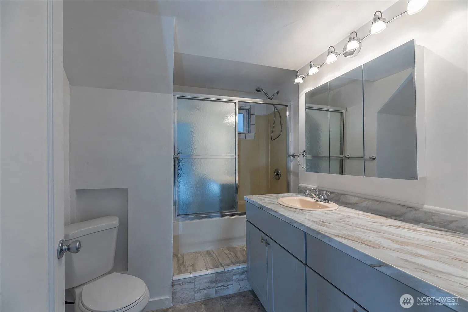 3 bed, 1.0 bath, 1200 sqft, $2,250 — Photo 4