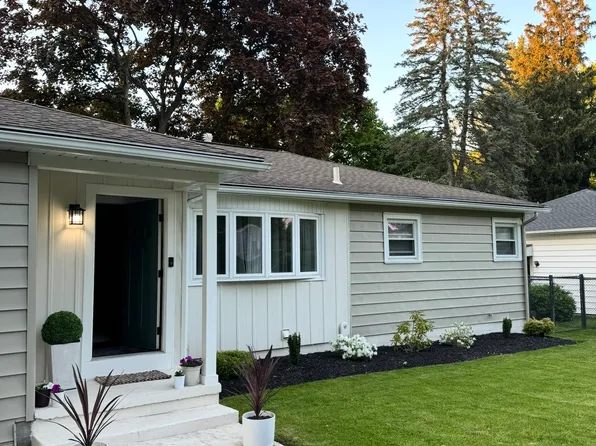 1560 Blossom Rd, Rochester, NY 14610