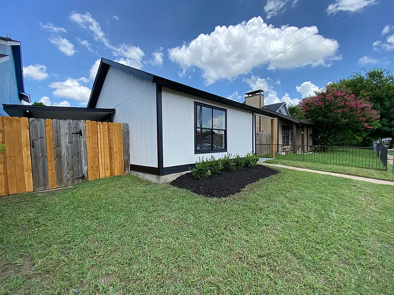 10355 Limestone Dr — Photo 2