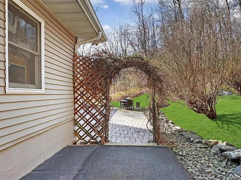 155 Roselawn Rd — Photo 37