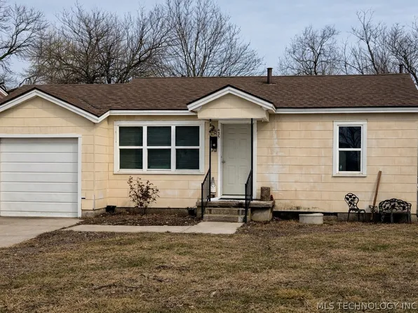 435 S Maple St, Nowata, OK 74048