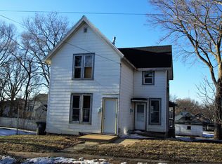 907 W 4th St, Dixon, IL 61021