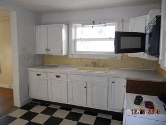 3rd image of 521 E Main St