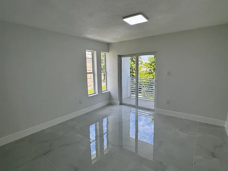 3315 NW 13th Ter — Photo 22