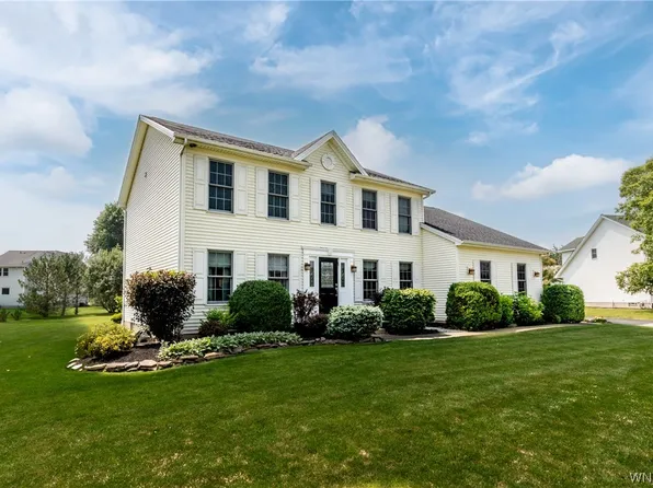 6872 Forestview Dr, Lockport, NY 14094