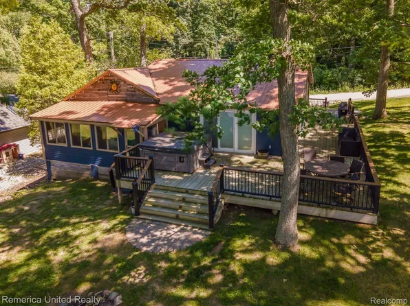 2669 Lakeview Dr, Ortonville, MI 48462