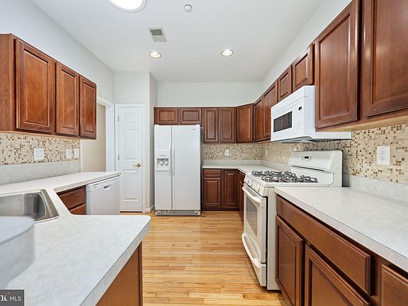 5th image of 418 Bridgewater Cir