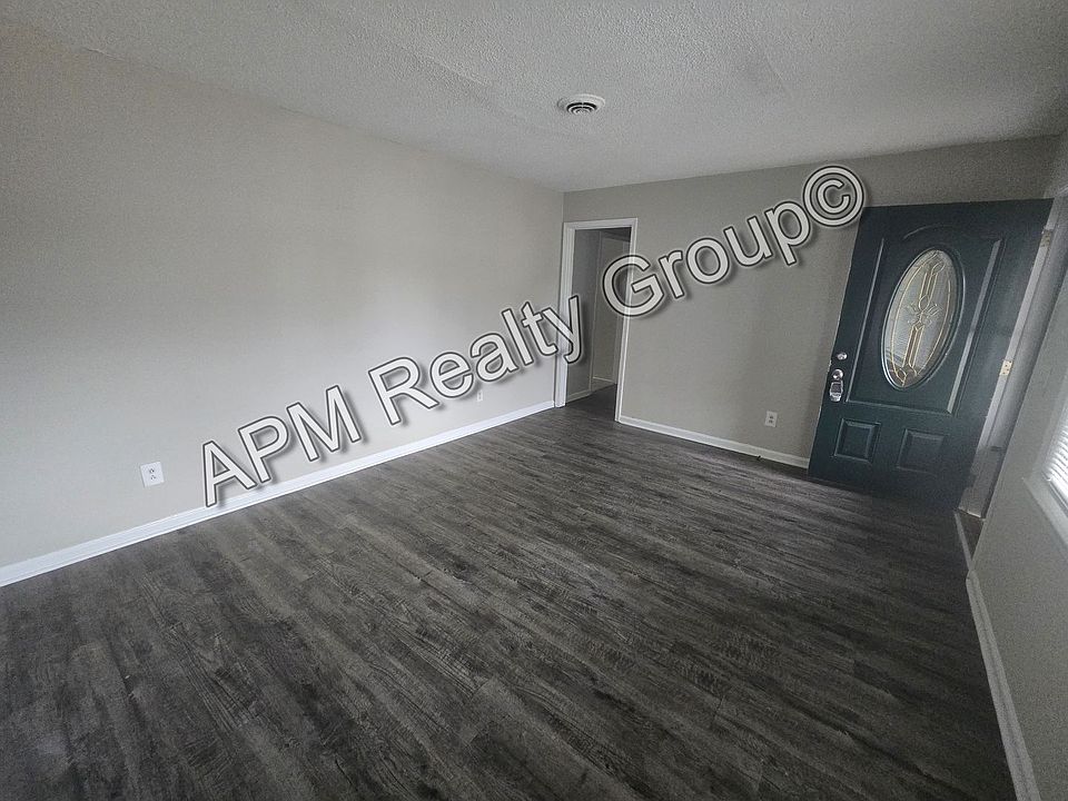 1st image of 330 Hanbury Dr