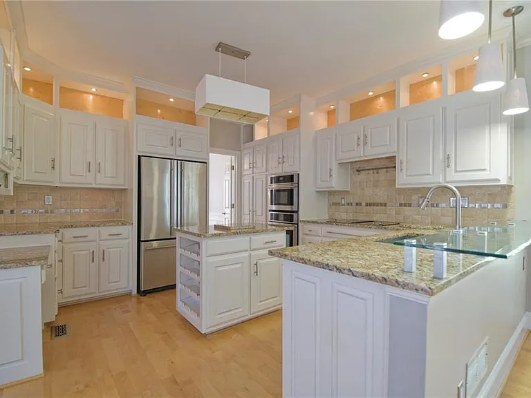 1150 Goodwin Pl — Photo 7