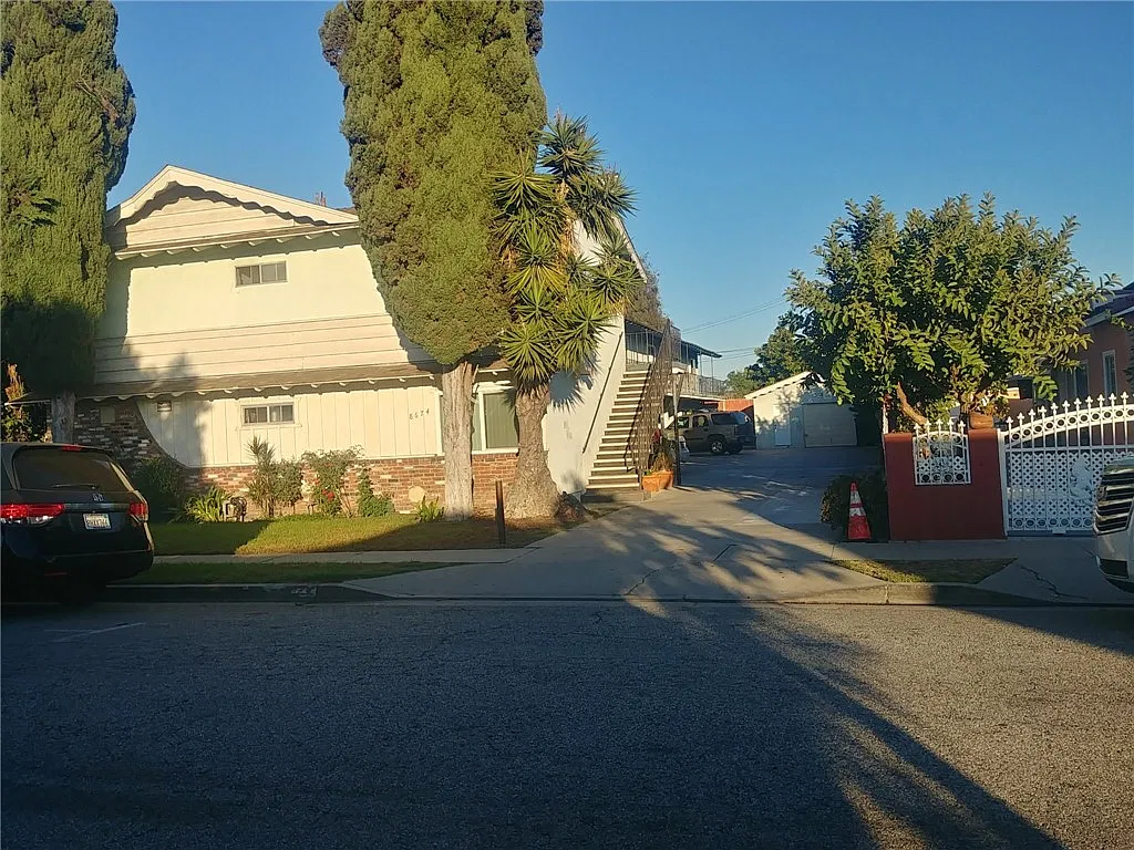 2 bed, 900 sqft, $2,500 — Photo 1