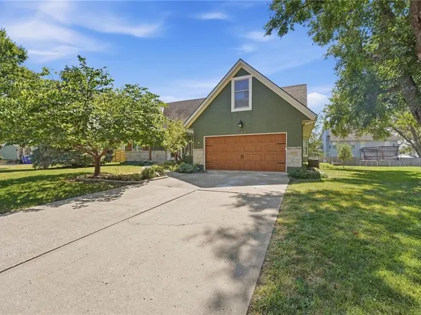 1129 SE 11th St, Lees Summit, MO 64081