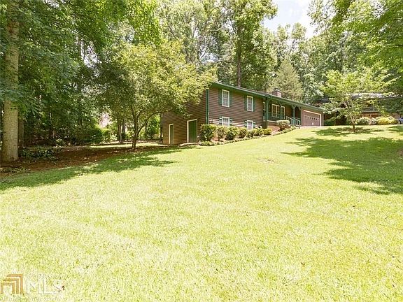 4th image of 2956 Valley Ct NE